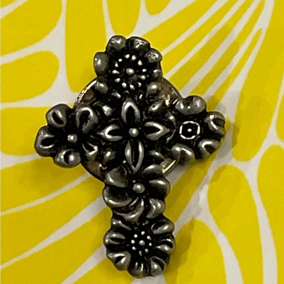 BSD Flower Cross pin or tie tack - Picture 1 of 7